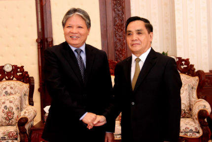 Bộ trưởng Hà Hùng Cường giới thiệu Hiến pháp 2013 cho các cán bộ cao cấp Lào